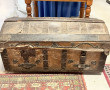 Malle ancienne à couvercle bombé décor c