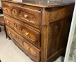 Commode XVIIIème en noyer ouvrant à 3 ti
