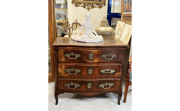 Commode ancienne en noyer à patine foncé