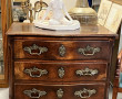 Commode ancienne en noyer à patine foncé