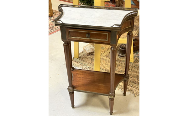 Petite table de style Louis XVI, plateau