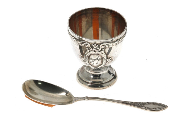 Coquetier en argent, et cuillère à œuf e