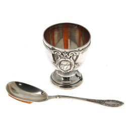 Coquetier en argent, et cuillère à œuf e