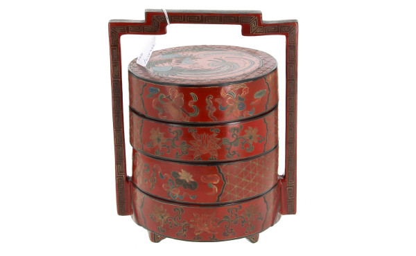 Porte-dîner en laque rouge à décor à déc