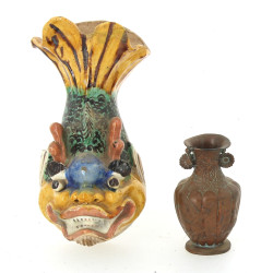 Vase d'applique en céramique polychrome 
