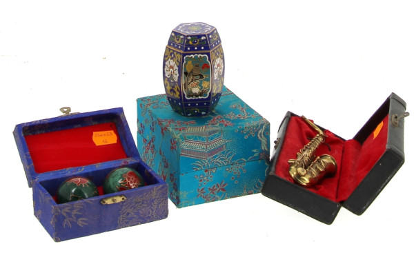 Lot comprenant un petit pot en cloisonné