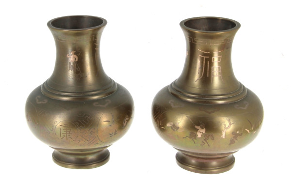 Paire de vases en bronze à décor de pers