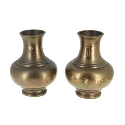Paire de vases en bronze à décor de pers