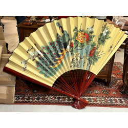 Grand éventail à décor de paons et fleur