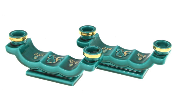Lot comprenant une paire de bougeoirs de