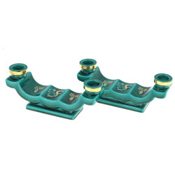 Lot comprenant une paire de bougeoirs de