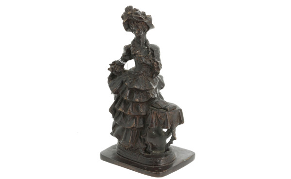 "Elégante au guéridon", sujet en bronze 