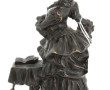 "Elégante au guéridon", sujet en bronze 