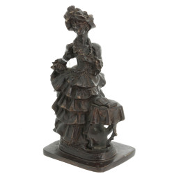 "Elégante au guéridon", sujet en bronze 