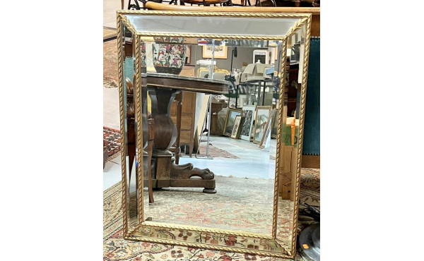 Miroir rectangulaire à encadrement doré 