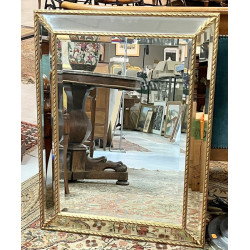 Miroir rectangulaire à encadrement doré 