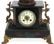 Pendule en marbre noir et régule, surmon