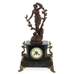 Pendule en marbre noir et régule, surmon