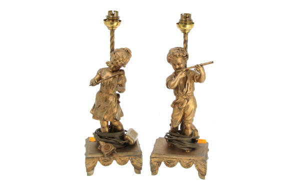 Paire de lampes en métal redoré figurant