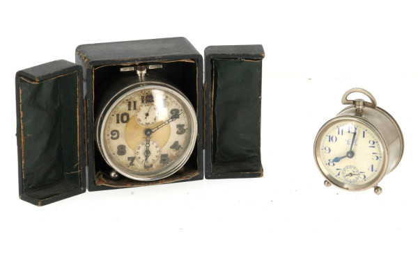 Lot de 2 réveils anciens dont un avec bo
