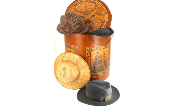 Boite à chapeaux style ancien contenant 