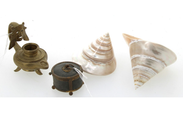 Petite lampe à huile formant bougeoir ou