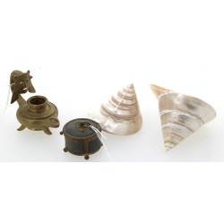 Petite lampe à huile formant bougeoir ou