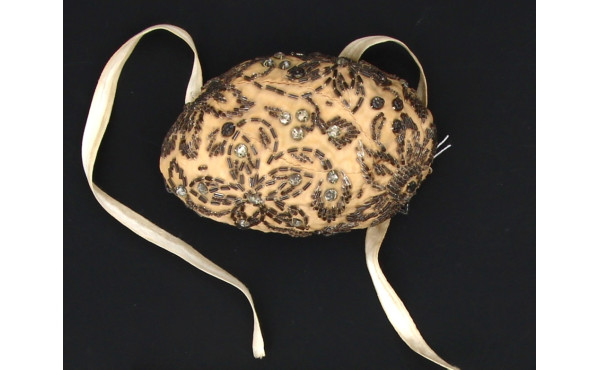 Bretagne - Bonnet de bébé perlé dit "bon
