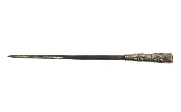 Stiletto à lame triangulaire avec manche