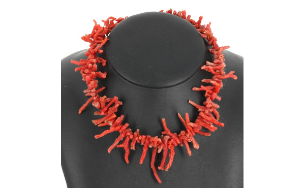 Collier en brins de corail rouge : on y 