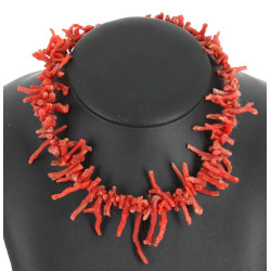 Collier en brins de corail rouge : on y 