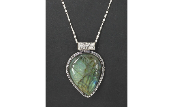 Pendentif en labradorite gravé, monture 