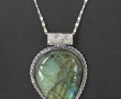 Pendentif en labradorite gravé, monture 