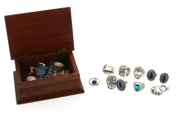 Lot de bijoux fantaisie (bagues en métal