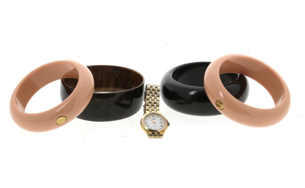 4 bracelets joncs dont 2 signés "MNG" : 