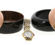 4 bracelets joncs dont 2 signés "MNG" : 