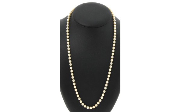 Collier schoker de 84 perles de culture,
