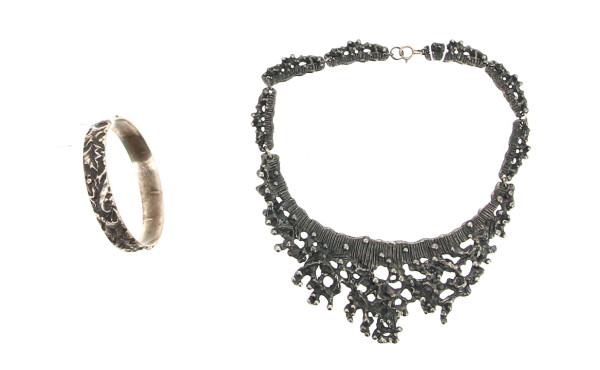 Lot comprenant un collier en métal trava