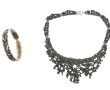 Lot comprenant un collier en métal trava
