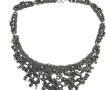Lot comprenant un collier en métal trava