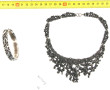 Lot comprenant un collier en métal trava