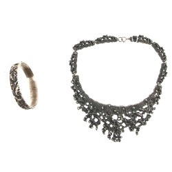 Lot comprenant un collier en métal trava