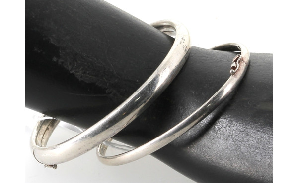 Deux bracelets joncs ouvrant en argent 9