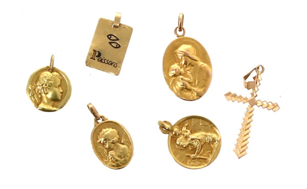 4 médailles religieuses, un pendentif cr