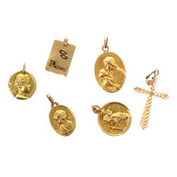 4 médailles religieuses, un pendentif cr