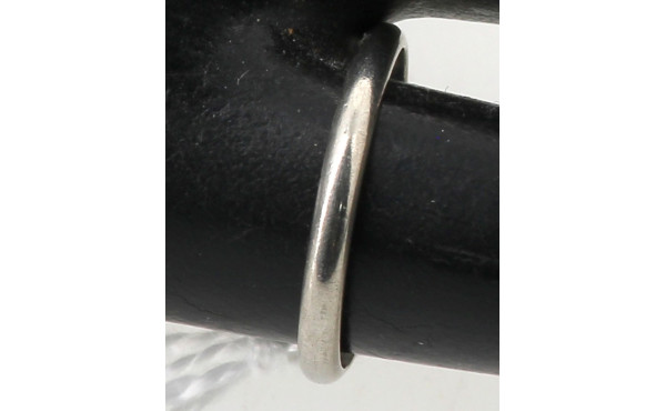 Alliance en platine, poinçon tête de chi