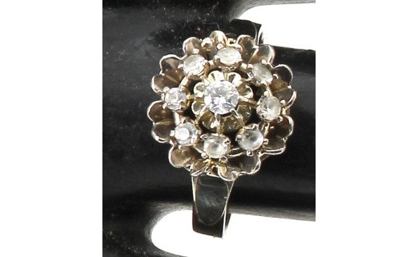 Bague en or gris 18 cs, poinçonnée tête 
