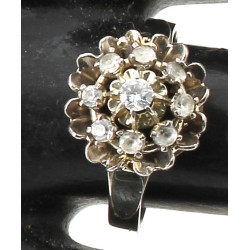 Bague en or gris 18 cs, poinçonnée tête 