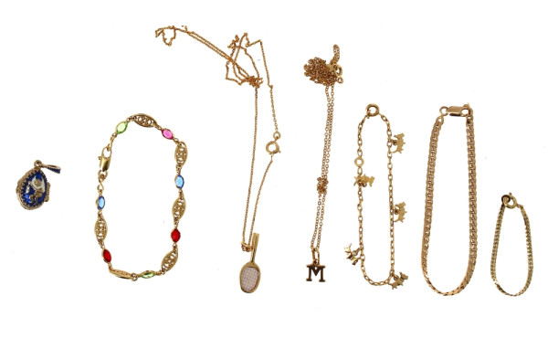 Lot de 7 bijoux en métal doré (pendentif