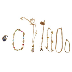 Lot de 7 bijoux en métal doré (pendentif